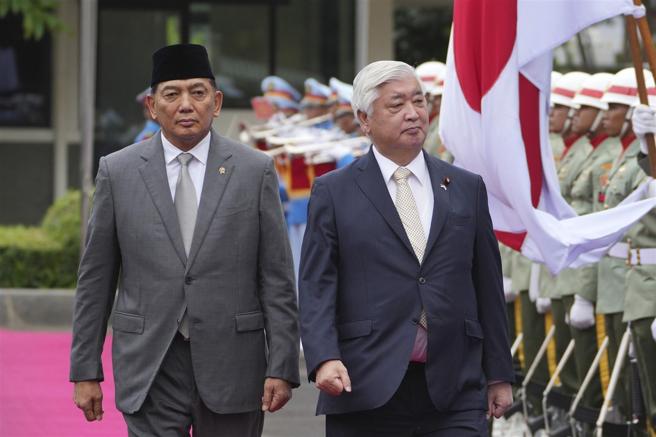 中谷元（右）访问印尼雅加达，在夏弗里陪同下，校阅仪队。（达志影像／美联社）