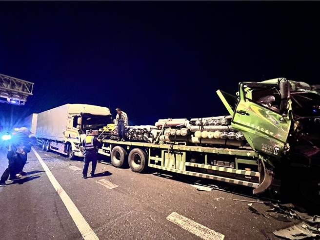 2025年1月9日苗栗县／9日凌晨5时44分，国道三号南下122公里竹南路段发生一起三辆大货车追撞事故，疑因未保持安全距离导致连环追撞，两名司机受困车内。（读者提供／吕丽甄苗栗传真）