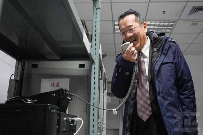 顧立雄透過通信設備，為海軍班超軍艦官兵加油打氣。（軍聞社提供）
