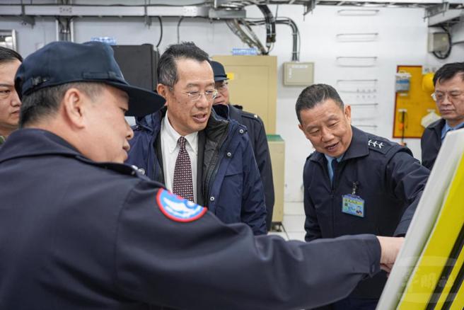 顧立雄實地瞭解官兵工作區及生活設施環境。（軍聞社提供）