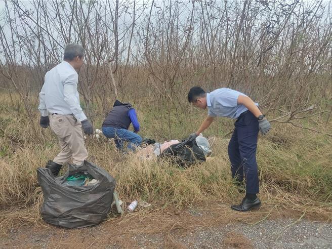 澎湖地检署检察官吴巡龙（左）与主任检察官郭耿诚带队铁腕清查废弃物滥倒处所。（资料画面）