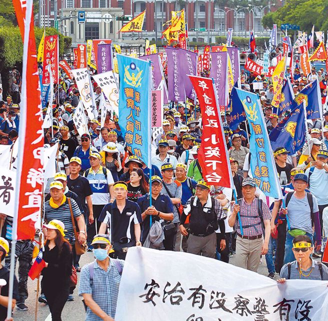 圖為2018年4月23日，退休警消及公教團體發起「警消不服從」抗議遊行，抗議群眾隔著拒馬朝總統府抗議。（中時資料照）
