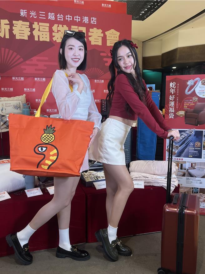 台中新光三越百货宣布，蛇年福袋将于1月16日早上10点钟开抢，福袋加福箱总计限量500名，幸运者有机会得到价值52万元的1克拉钻石。（林欣仪摄）