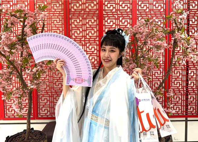 台中大远百蛇年福袋将于大年初一开卖，头奖有机会获得3万6000元商品券。（业者提供）