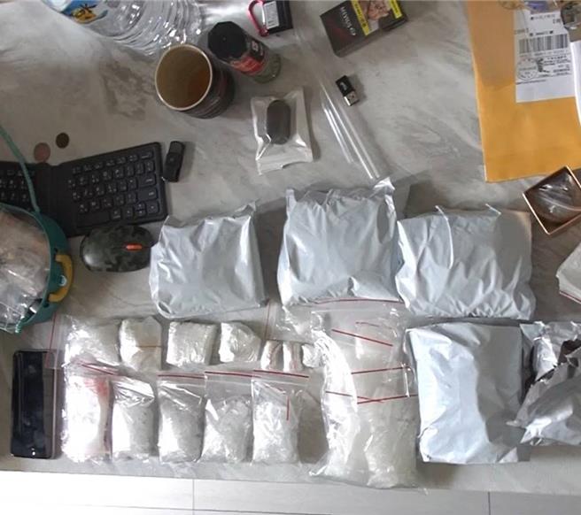 苗栗县50岁张姓女子与39岁黄姓男友涉嫌贩毒，购入纯度高的海洛因、安非他命等毒品后，稀释卖出赚取1至2倍价差，警方循线逮获两人并查扣市值近600万元毒品。（民眾提供／潘虹恩台中传真）