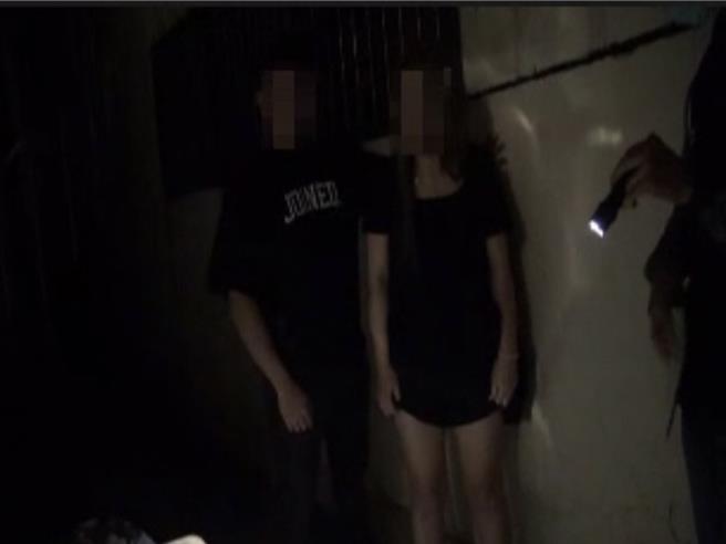 苗栗县50岁张姓女子与39岁黄姓男友涉嫌贩毒，购入纯度高的海洛因、安非他命等毒品后，稀释卖出赚取1至2倍价差，警方循线逮获一袭黑衣短裙的张女。（民眾提供／潘虹恩台中传真）