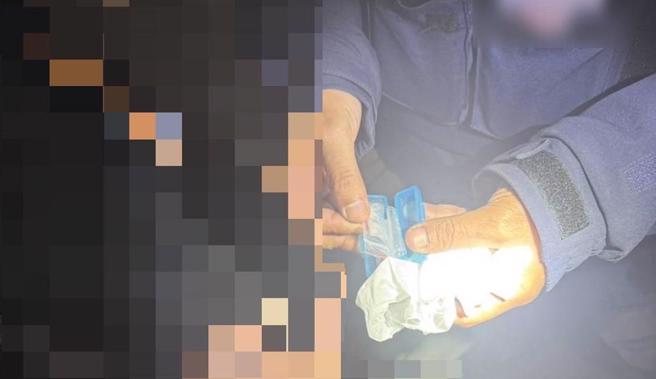 警方上前盘查时竟发现，锺男持有丧尸烟弹、安非他命等，后座温女也同样持有毒品，警方当场逮捕，并依毒品危害防制条例移送侦办。（民眾提供／纪爰高雄传真）