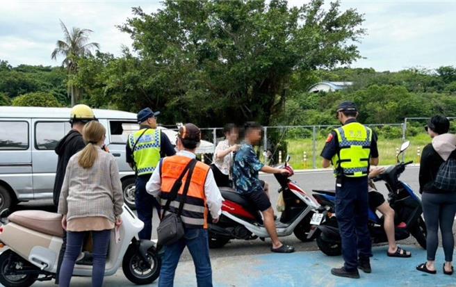 屏东县政府警察局今年1月6日至8日展开「未戴安全帽」专案大执法，结果3天共取缔1975件。（警方提供／谢佳潾屏东传真）