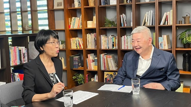 信義文化基金會與中華企業倫理教育協進會共同製播「大師說倫理線上講堂」，邀請管理學大師許士軍教授(右)解析ESG對企業經營的影響與挑戰。(圖/信義房屋 提供)