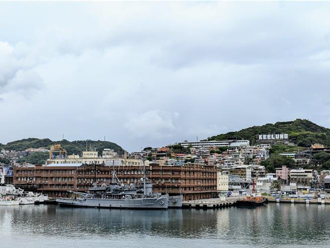 位于基隆港西岸码头边的关务大楼，将会展开建筑立面的美化。（张志康摄）