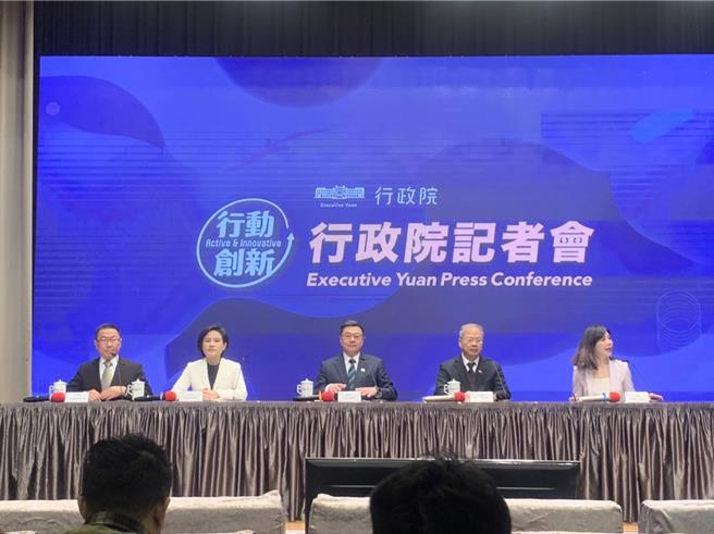 行政院长卓荣泰今上午与副院长郑丽君、秘书长龚明鑫等人紧急召开记者会。（张薷摄）