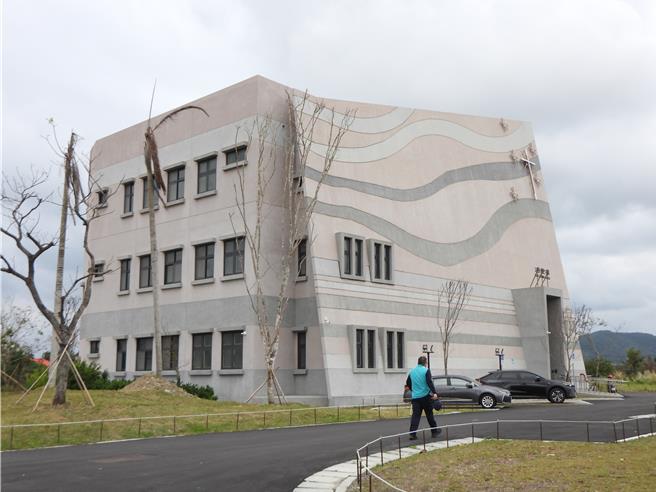 门诺会医疗财团法人7年前在音乐人李宗盛的协助下，于花莲县吉安乡南滨段规画、兴建长照园区，建盖日照中心「年华楼」跟失智团体家屋「涌爱楼」，建物今天落成，预计农历年后可以提供服务；图为涌爱楼外观。（罗亦晽摄）