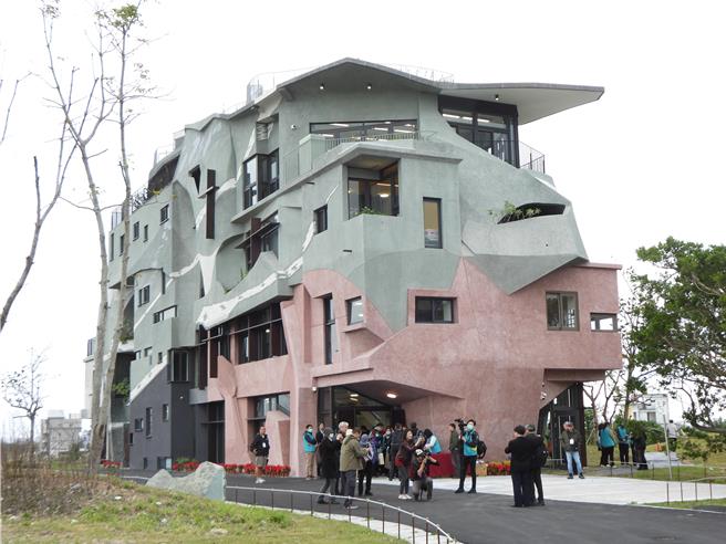 门诺会医疗财团法人7年前在音乐人李宗盛的协助下，于花莲县吉安乡南滨段规画、兴建长照园区，建盖日照中心「年华楼」跟失智团体家屋「涌爱楼」，建物今天落成，预计农历年后可以提供服务；图为年华楼外观。（罗亦晽摄）