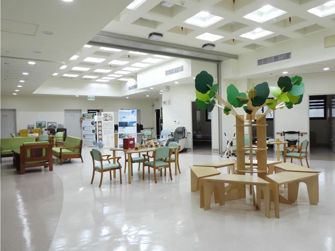 门诺会医疗财团法人7年前在音乐人李宗盛的协助下，于花莲县吉安乡南滨段规画、兴建长照园区，建盖日照中心「年华楼」跟失智团体家屋「涌爱楼」，其中涌爱楼每层楼只收治9床，并在空间营造家的感觉。（罗亦晽摄）