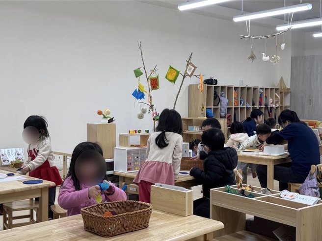 园长张翠娥说，目前幼儿园内有65位小朋友，分成3个班级，特别的是园区会运用广大户外带孩子做活动，还有食能教园区规画中。（柯毓庭摄）
