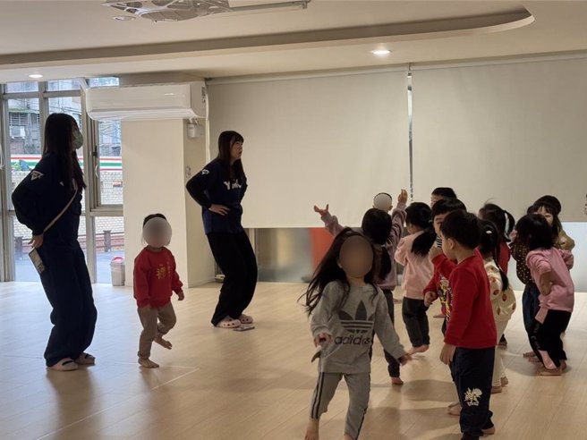 教育局表示，为满足双薪家庭托育需求并减轻育儿负担，新北市积极结合公私部门资源，逐步推动公共化幼儿园在地化与普及化。（柯毓庭摄）