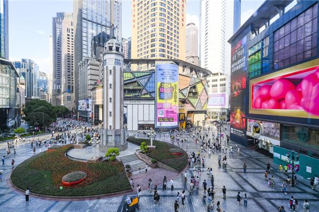 「成渝地区双城经济圈」地区生产总值2024年预计增长到8.6兆元人民币。（摘自新华社）