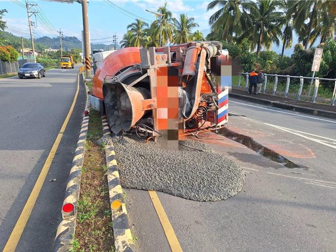 高雄六龟新威大桥西端台28线与台27甲交叉口，今（9）日上午8时5分许发生一辆预拌混泥车翻覆意外，警消获报到场处理，所幸驾驶邱姓男子无受伤，事故未造成其他车辆受害。（高雄市警方提供／林雅惠高雄传真）