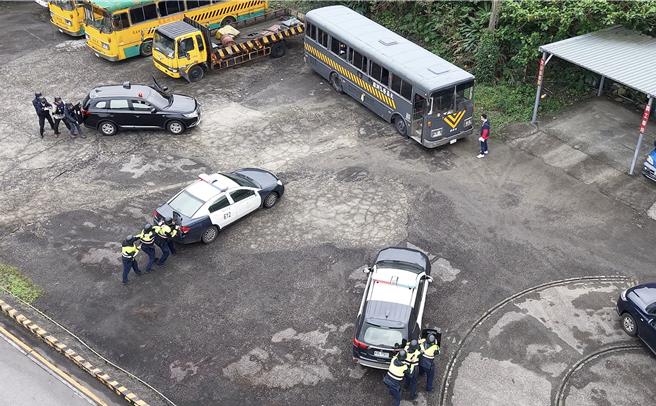 新北市瑞芳警分局今（9）日在彰化银行瑞芳分行举行「银行抢劫拦截围捕」演练，由员警扮演歹徒抢劫，模拟真实案件发生场景。（瑞芳警分局提供）
