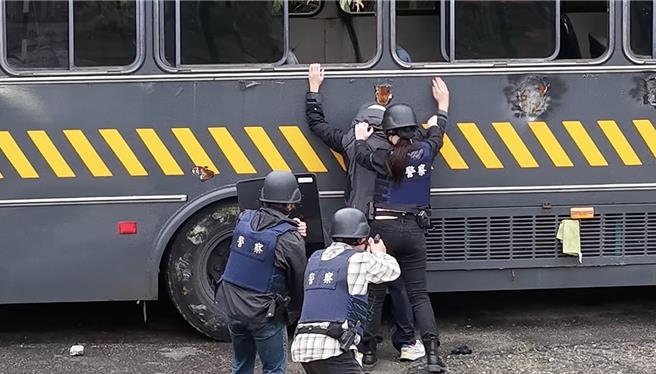 瑞芳警分局指出，装扮歹徒的员警一切模拟真实抢匪的动作，在抢劫成功后立即逃逸，银行报案后，随即动员线上所有警力及基隆第二分局协同作战，展现了高度的专业能力和快速应变水准。（瑞芳警分局提供）