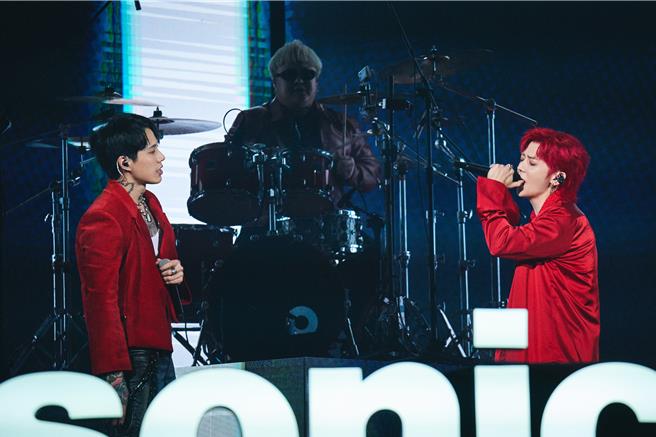 Bii（右）与TRASH同台合作。（索尼音乐提供）