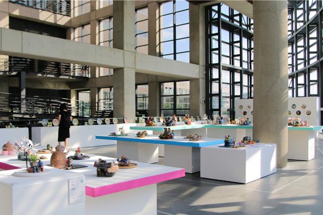 陶博馆馆长张启文表示，「2025全国儿少陶艺奖」不仅是展示儿童和青少年的创意平台，更是未来陶艺创作的重要培养基地，透过竞赛激发学子们对陶艺的热情，在创作中找到自我，并与社会产生连结。（新北市陶博馆提供）