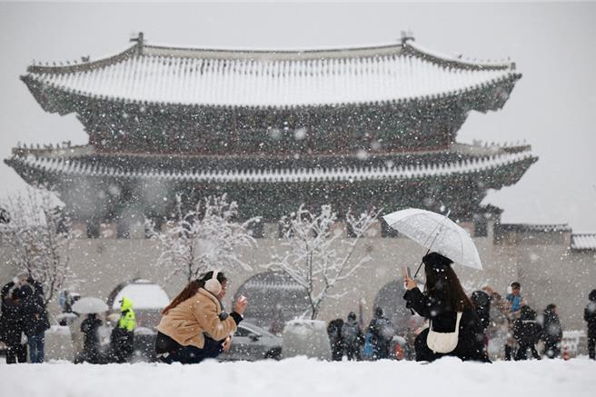 韩国迎来今冬最强寒流。（路透）