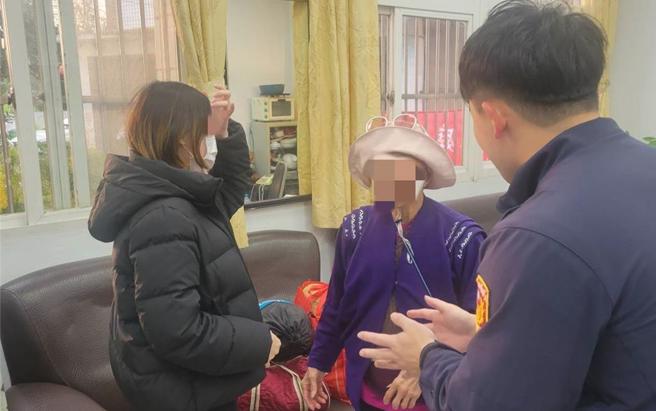桃園市大園區80歲趙姓老婦8日下午欲從住家回台中探親，卻不記得路，僅用口頭指引計程車司機方向，司機覺得不太對勁，便在途經桃園市大園警分局埔心派出所時向警方求助。（警方提供／廖姮玥桃園傳真）