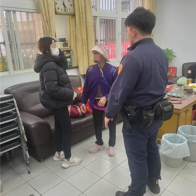 桃園市大園區80歲趙姓老婦8日下午欲從住家回台中探親，卻不記得路，僅用口頭指引計程車司機方向，司機覺得不太對勁，便在途經桃園市大園警分局埔心派出所時向警方求助。（警方提供／廖姮玥桃園傳真）