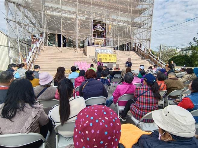遭控性騷擾甥女的姨父在眾村人面前喊冤。（廖素慧攝）