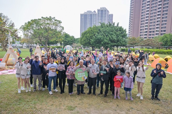 信义代销与福仓建设共同举办公益生活节，与会嘉宾与民眾开心合影。(图/信义代销 提供)