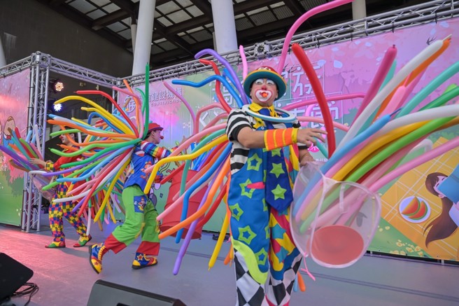 热情的马戏团气球表演掀起活动热潮。(图/信义代销 提供)