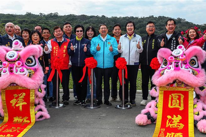 湖口「观星夕照：心灵的后花园」二期 工程完工，9日由县长杨文科（中）、立委徐欣莹（中右）及湖口乡长吴淑君（中左）等地方人士热闹剪彩启用。（罗浚滨摄）