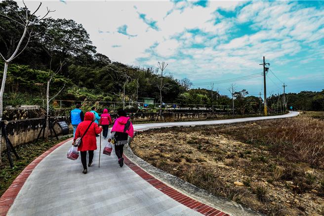 湖口乡「观星夕照：心灵的后花园」第2期打造畚箕窝溪「蓝带」，畚箕窝溪步道沿线环境焕然一新。（罗浚滨摄）