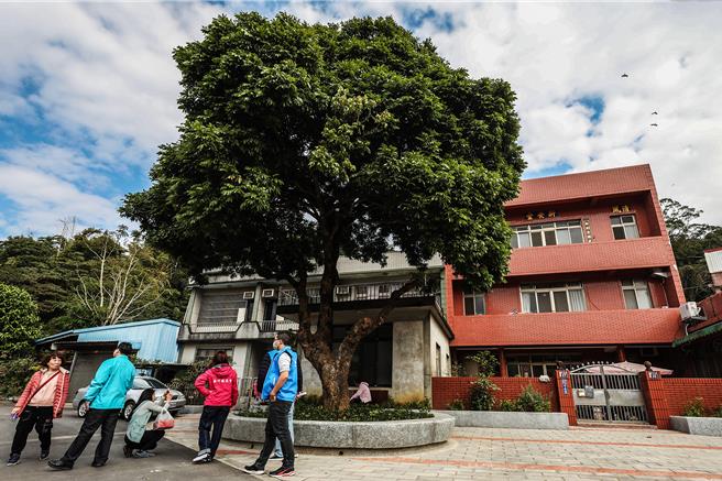 湖口乡「观星夕照：心灵的后花园」第2期打造畚箕窝溪「蓝带」，余家百年龙眼树打造休憩空间。（罗浚滨摄）