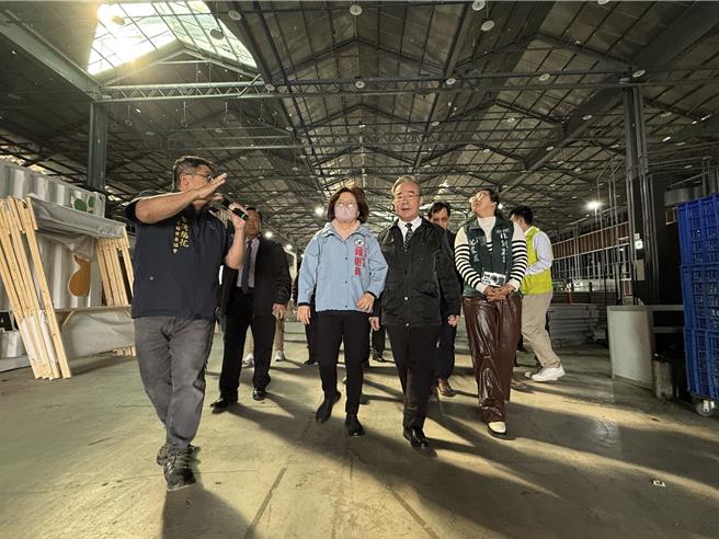 农业部次长胡忠一（右二）与立委赖惠员（右三）等人视察2025国际兰展场馆筹备情形。（宝智华摄）