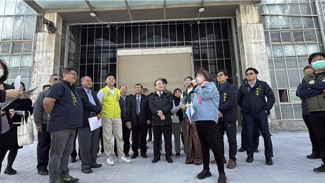 立委赖惠员（右四）在国际兰展场馆前要求农业部让台湾兰花生物科技园区成为台湾的骄傲。（宝智华摄）