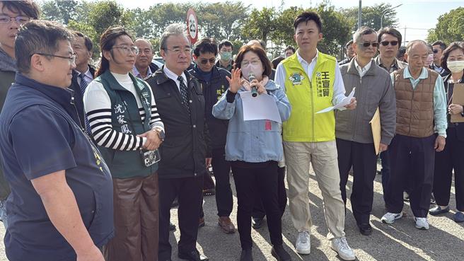 农业部次长胡忠一（左三）与立委赖惠员（左四）等人视察台湾兰花生物科技园区交通改善情况。（宝智华摄）