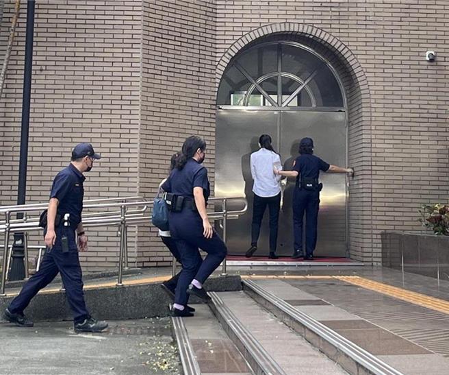 1岁多男童剀剀遭刘姓保母姊妹动辄打骂、裸体罚站、身体塞入水桶等方式虐死，涉嫌妨害幼童自然发育等罪，但2人声请不经由国民法官参与审判，台北地方法院提讯她们（穿白衣）。（中时资料照片，林伟信摄）