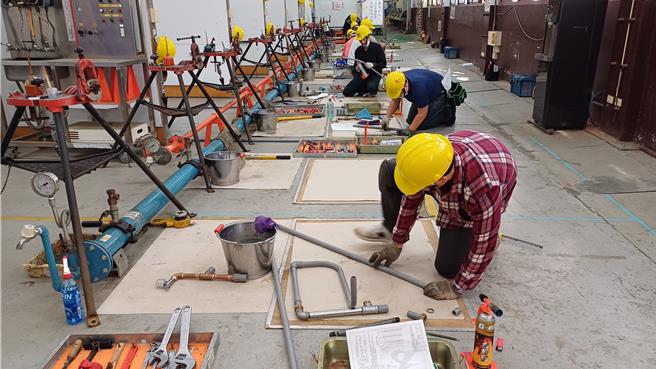 一名从事水电工程的男网友透露年收入可达300万元，引起讨论。（示意图／台北市劳动局提供／谢佳君台北传真）