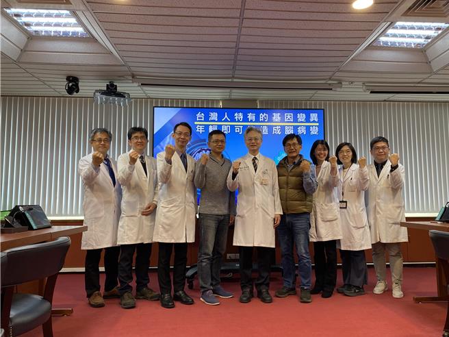 中榮研究發現，1％國人帶有攜帶R544C位點變異的NOTCH3基因，從48歲開始，腦部白質病變風險就會快速增加，中榮副院長傅雲慶（中）帶領研究團隊和帶因的民眾一同合影。（台中榮總提供／馮惠宜台中傳真）