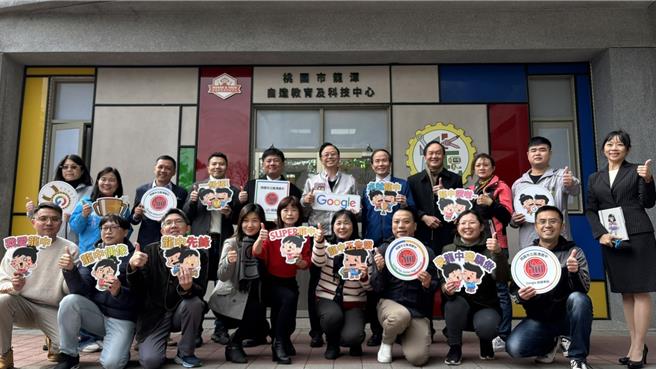 桃园市龙潭国中去年11月荣获Google Reference School（GRS）认证，成为基隆、台北、新北、桃园地区首间获此殊荣的国中学，全国仅14所学校通过认证。市长张善政（后排中）9日出席揭牌仪式，讚许Google应用于教育的多元创新。（吕筱蝉摄）