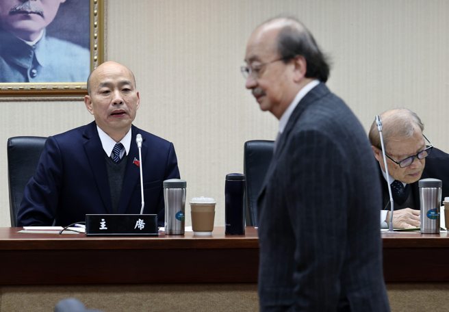 立法院长韩国瑜（左）9日召集各党团研商有关行政院针对立法院三读通过修正「宪法诉讼法第4条、第30条及第95条」移请立法院覆议案，民进党团总召柯建铭（中右）出席。（姚志平摄）