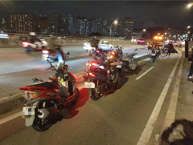昨晚浮洲桥机车道10辆机车追撞。（警方提供）