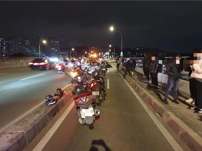 昨晚浮洲桥机车道10辆机车追撞。（警方提供）