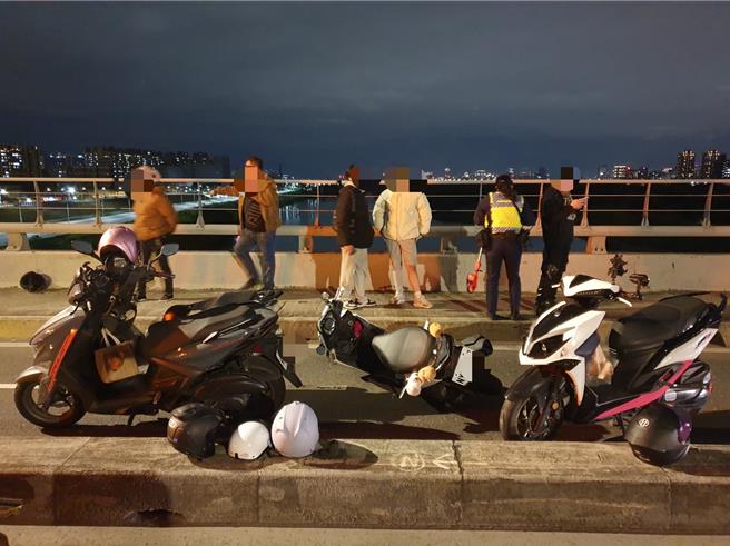 昨晚浮洲桥机车道10辆机车追撞。（警方提供）