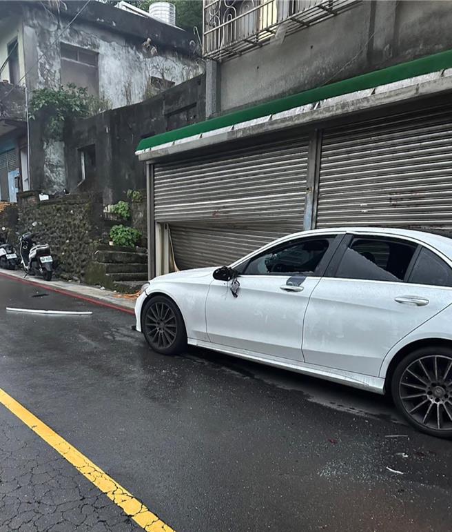 8日凌晨基隆市中山區發生一起十餘名惡煞駕車撞破民宅鐵捲門，進入民宅打砸事件，警方已經將主嫌邱男等犯嫌查獲到案。（基隆市議員張秉鈞提供／張志康基隆傳真）