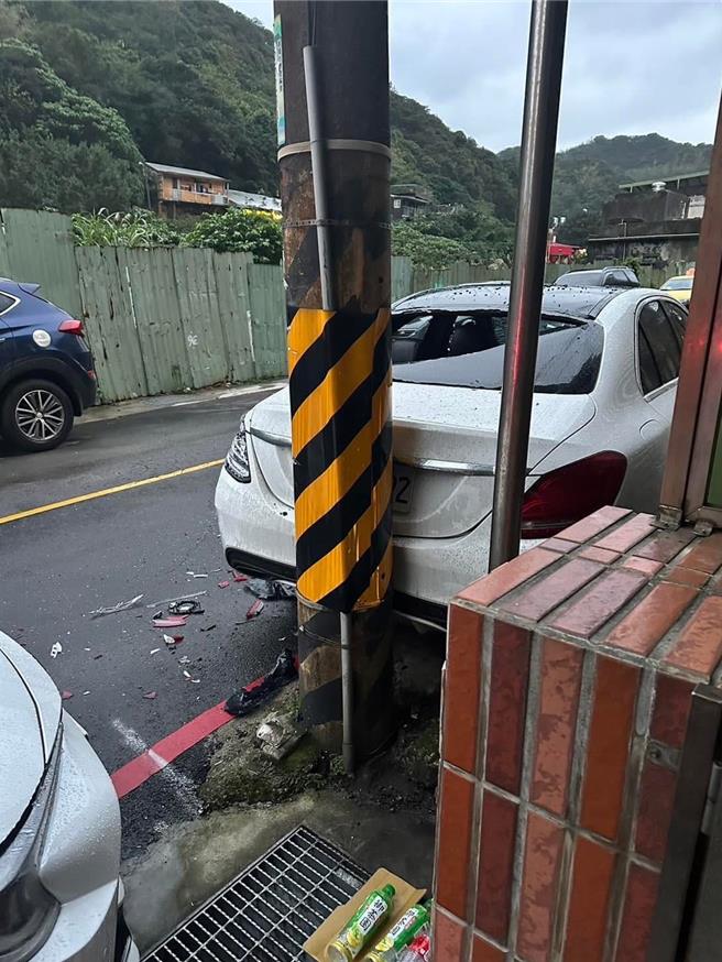 8日凌晨基隆市中山區發生一起十餘名惡煞駕車撞破民宅鐵捲門，進入民宅打砸事件，警方已經將主嫌邱男等犯嫌查獲到案。（基隆市議員張秉鈞提供／張志康基隆傳真）