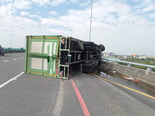 国道8号西向10.3公里处9日中午发生一起交通意外。（图警方提供／简铭柱翻摄）