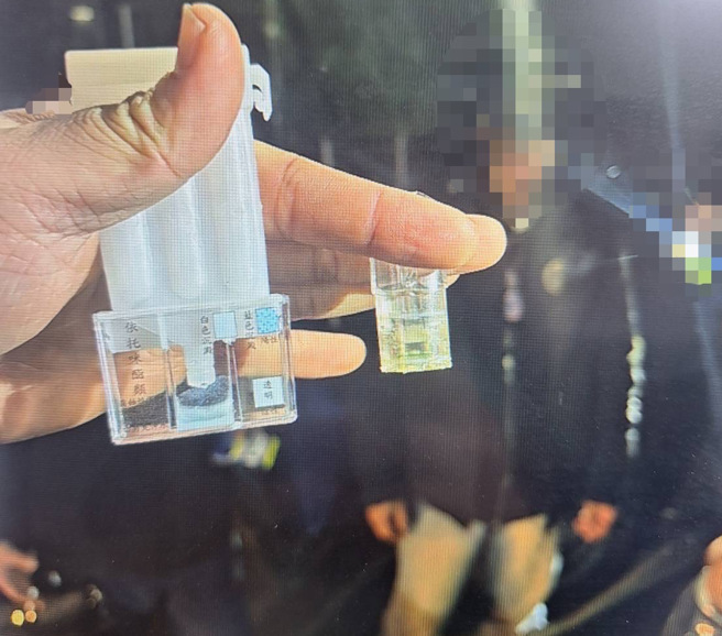 新北市三重區警方於1月9日凌晨執行巡邏勤務時，發現一名機車騎士行跡可疑，經攔查後查獲毒品電子菸彈2顆。（翻攝畫面）